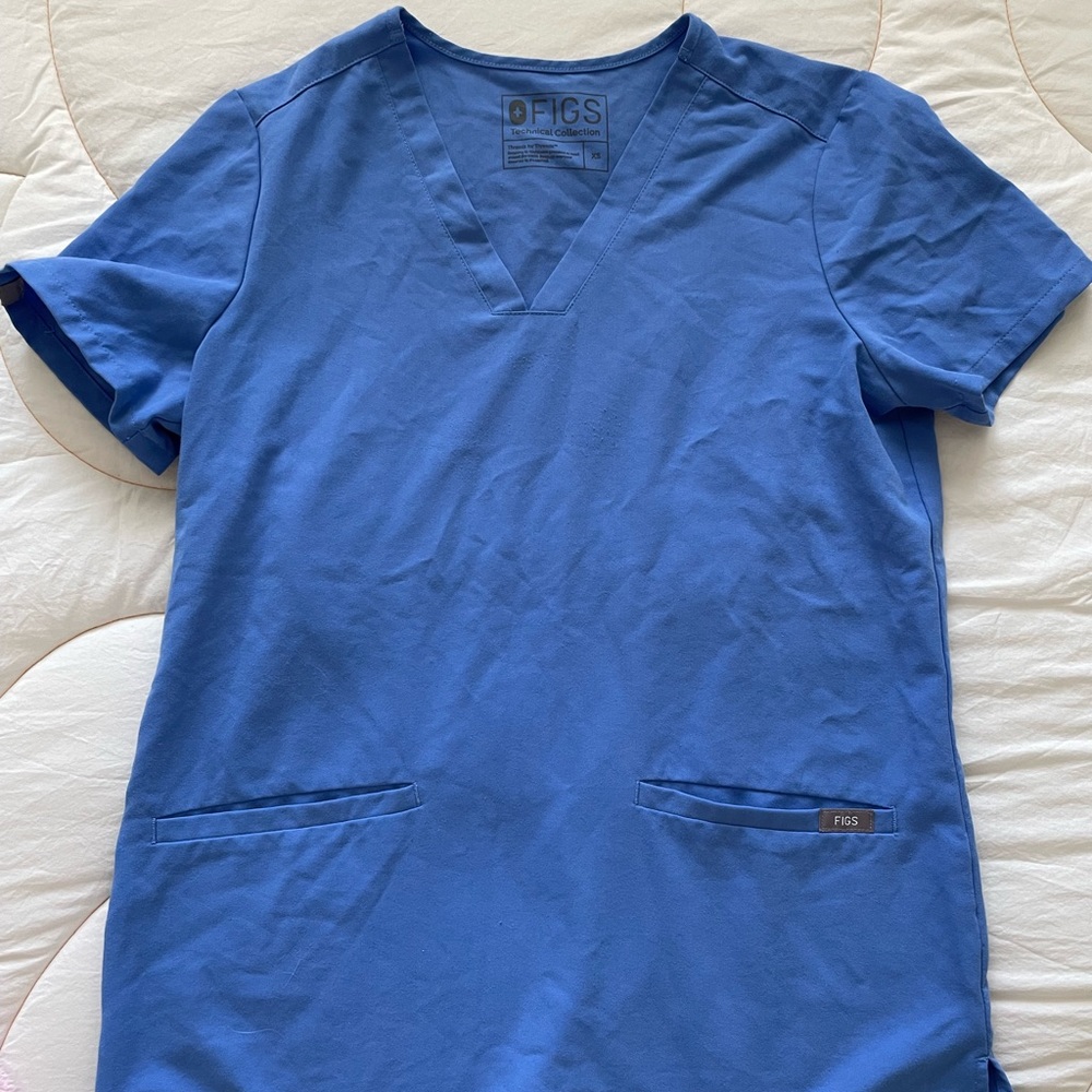 Ceil blue figs scrub top